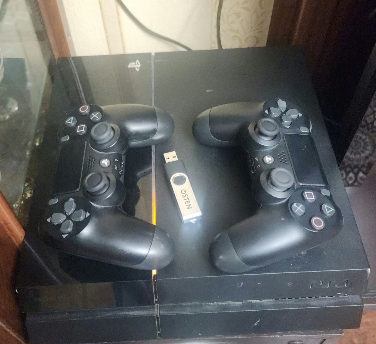 Play station 4 1tb 20 uyin