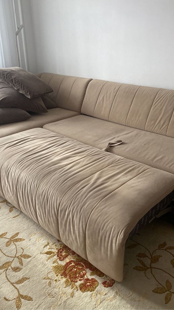 Продается угловой диван вместе с ковром