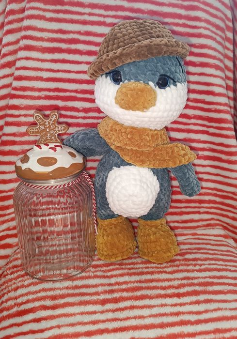 Ръчно изплетена играчка Пингвинче