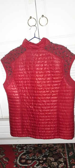 Продаётся жилетка красного цвета в идеальном состоянии новая