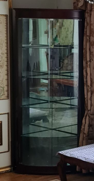 Угловая стеклянная витрина