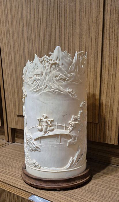 Старинный антикварный светильник из слоновой кости.