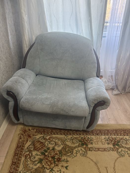 Два дивана, кресло и стол