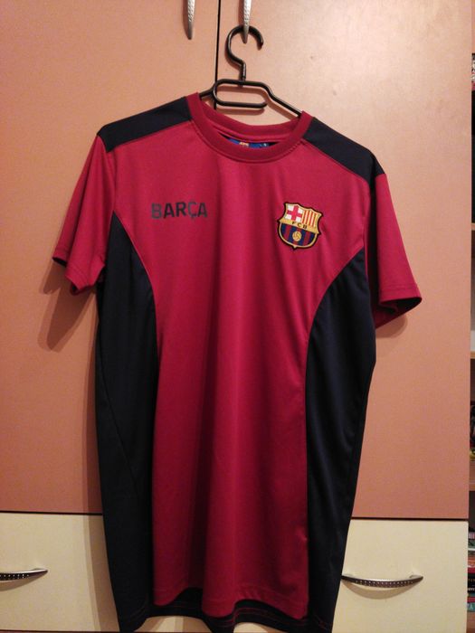 Продавам тренировъчен екип на Барселона.