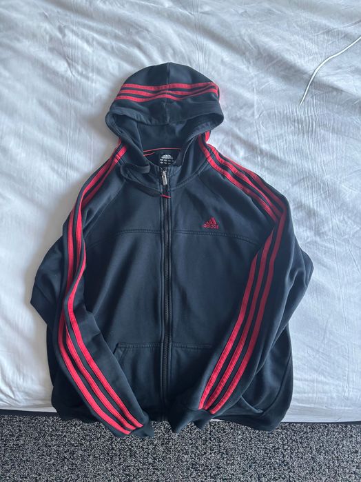 Adidas essentials 3 ленти през качулката