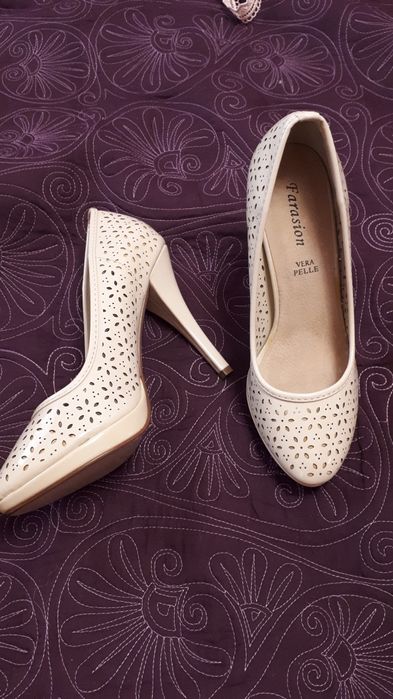 Reduși la 25! Pantofi nude marimea 39