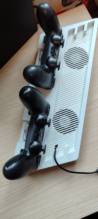 Ps4 pro с два контролера и 6 игри