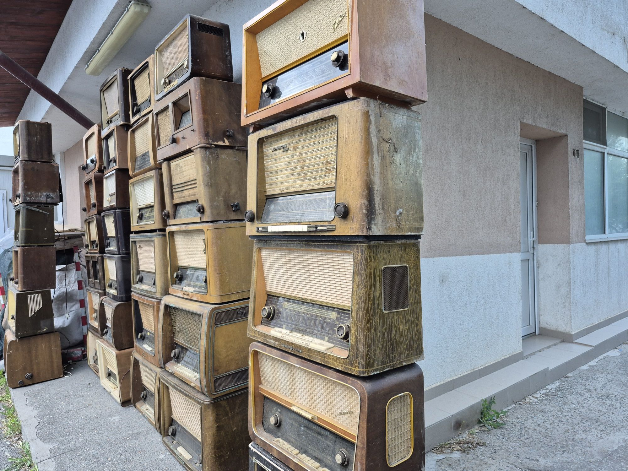 Vând colecție 34 Radio Lampi,carcasa ebonita & lemn din ani 1940-1980