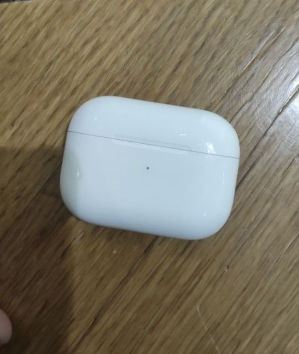 Продам оригинал кейс от Airpods 2