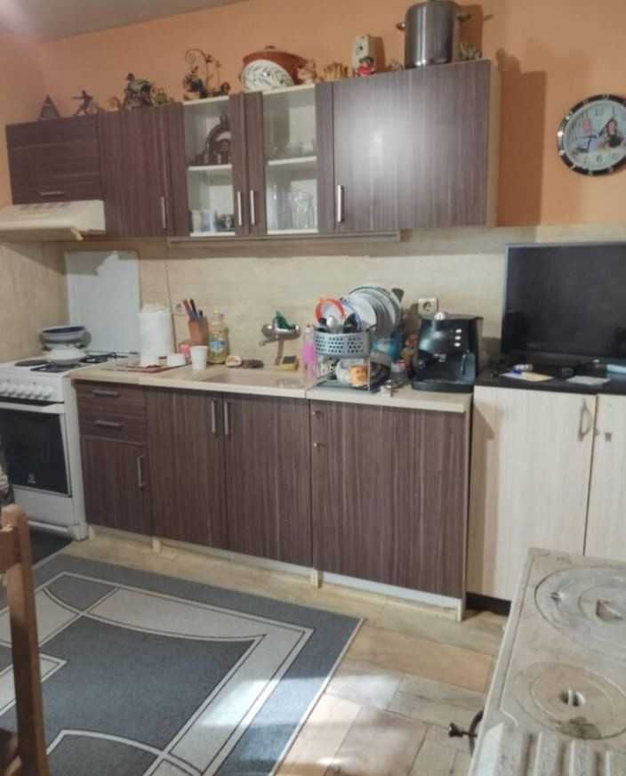 Едноетажна къща с голям двор и допълнителни постройки в с. Кликач