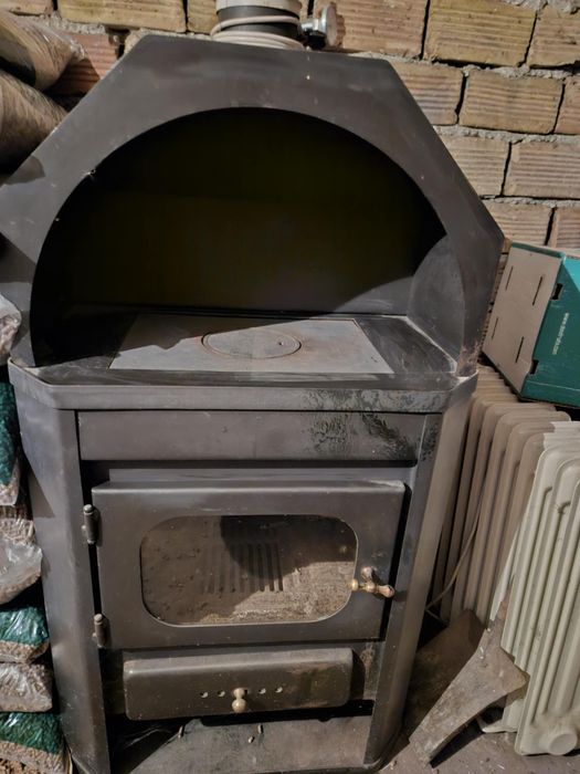 Печка на дърва + помпа подходяща за връзване към радиатори