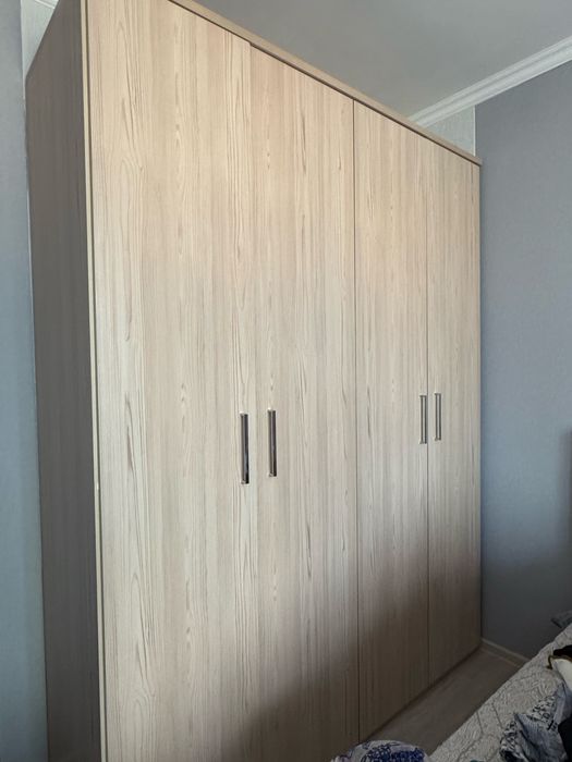 Классический, мягко бежевого цвета, 4-дверный Шкаф "Сканди-Дерево"!