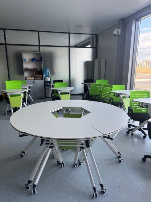 Стол и стулья для офиса и школ