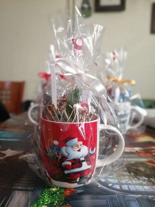 Коледни ръчно подредени чаши с лакомства