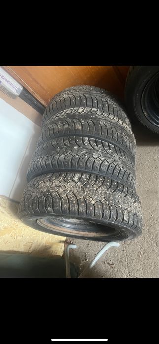 Комплект зимних шин ,подойдет на автлмобиль Ваз