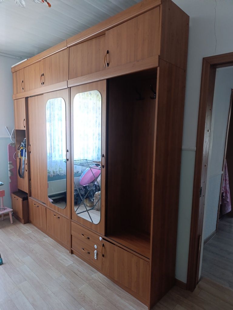 Продам большую прихожую