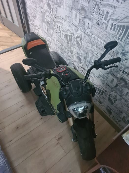 Детский электромотоцикл — почти новый, фары, звук, музыка