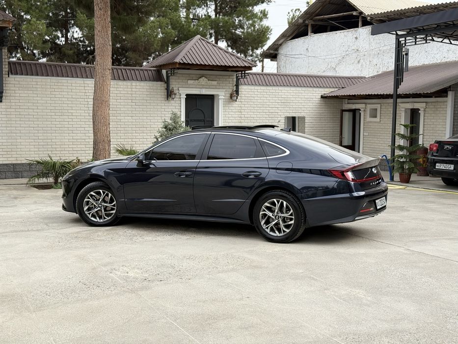 Hyundai sonata.