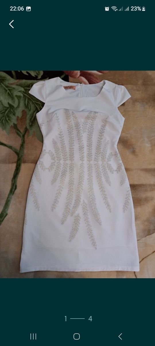 Rochie alba cu fir auriu