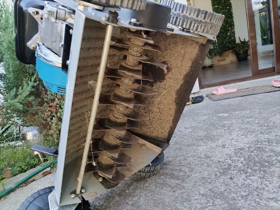 Vând scarificator gazon adus din Germania cu lame ca nou