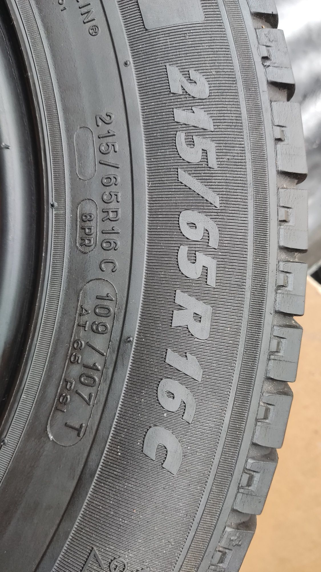 летни бусови гуми 215/65/16C Michelin Agilis 8PR
около 7мм грайфер
Доб