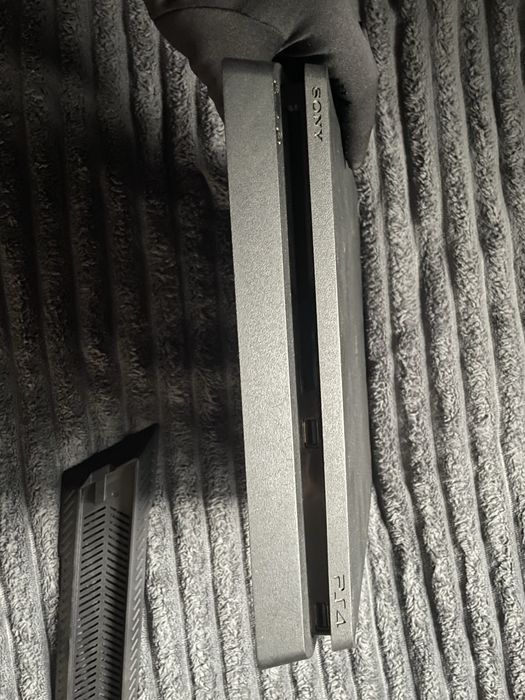 PS4 Slim 500GB + 2 controllere + 7 jocuri + suport