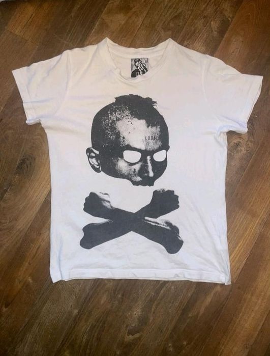 Тениска и суичър на луда