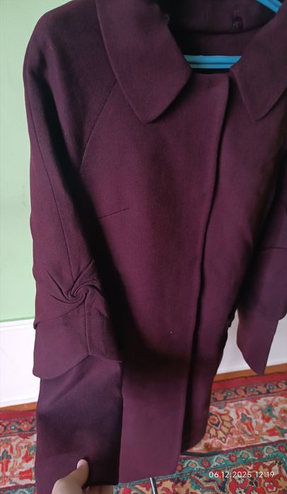 Пальто бардого цвета