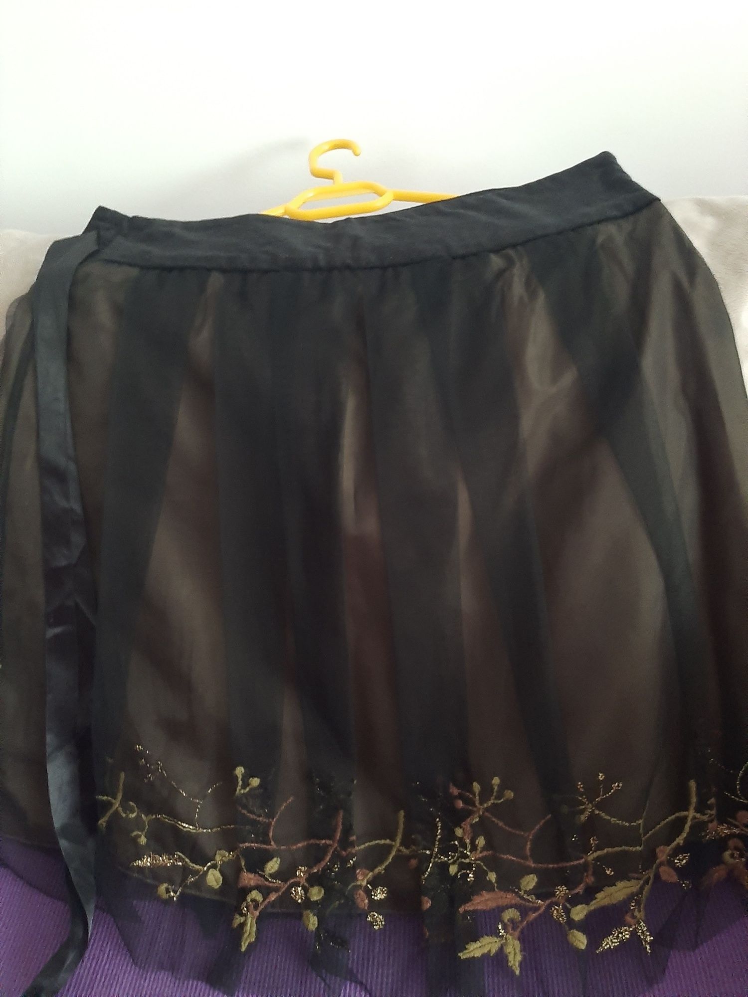 Fustă elegantă cu broderie. Nouă fără etichetă