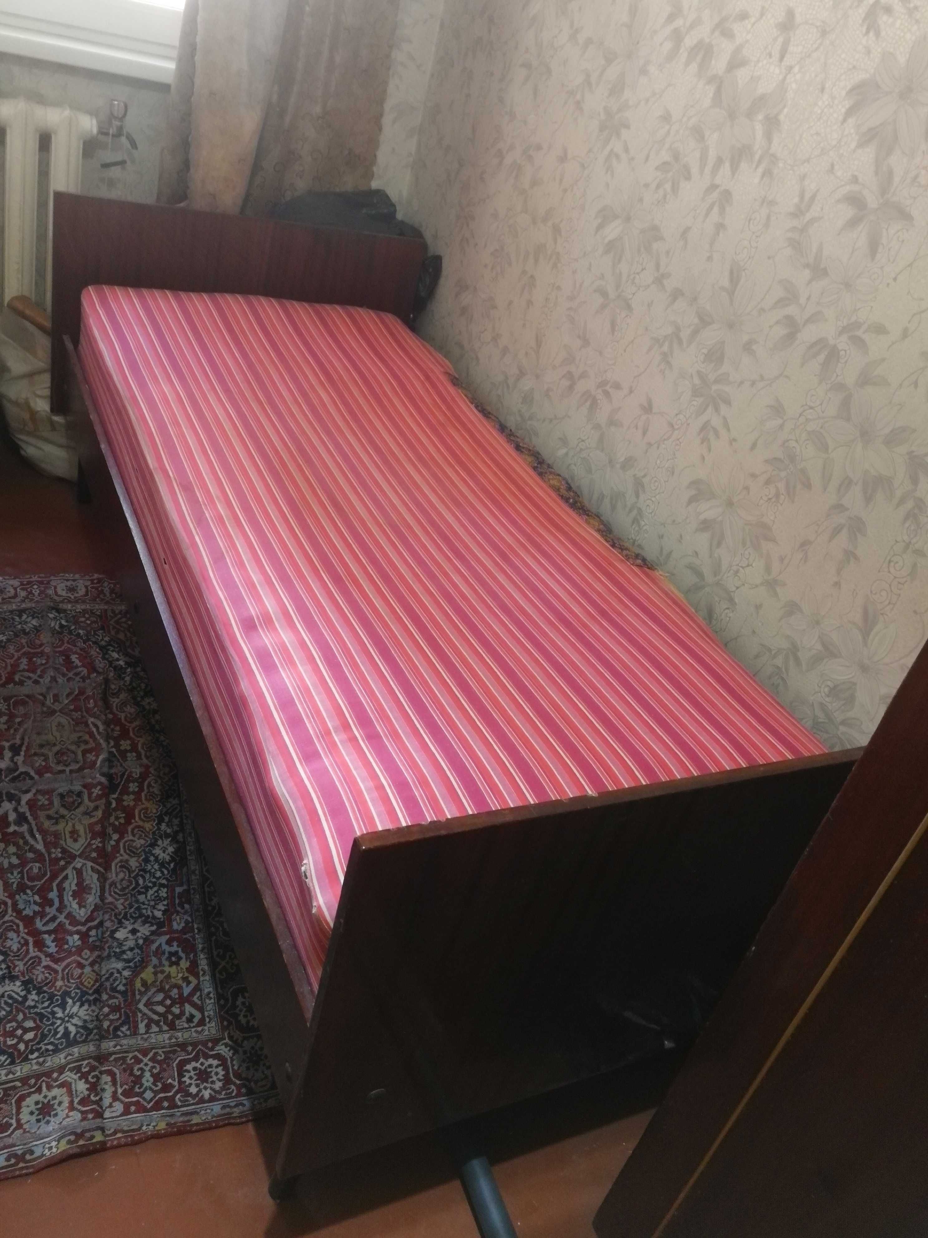 Кровати 1,5 спальные деревянные 2 шт.
