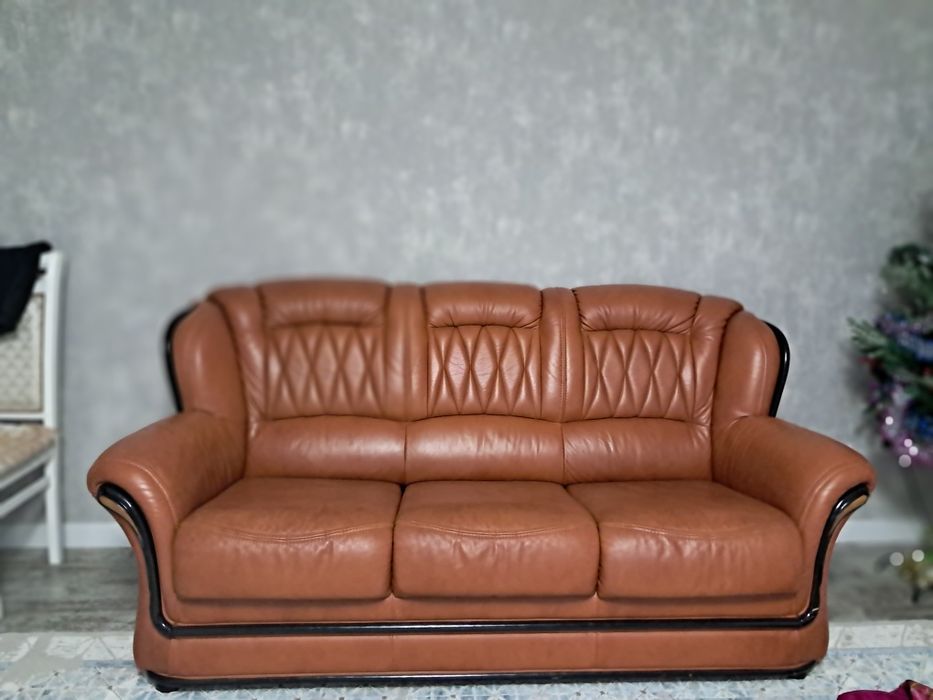 Продам  кожанный диван с креслом