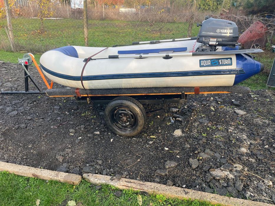 Лодка с мотор и твърдо дъно