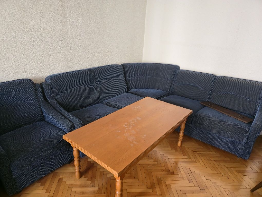 Vand masa de cafea din lemn masiv, coltar cu fotoliu si scaun si comod
