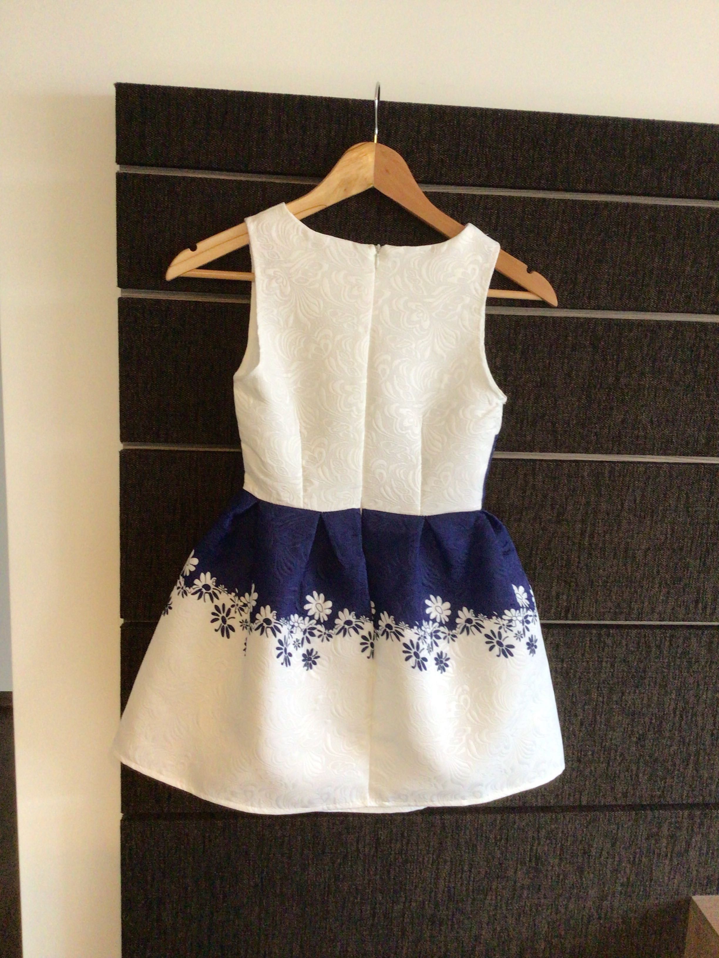 Rochie eleganta, noua, cu eticheta, alb cu albastru, pentru 8 ani