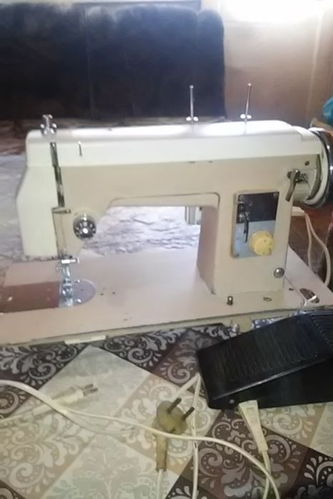 Профисионална шевна машина