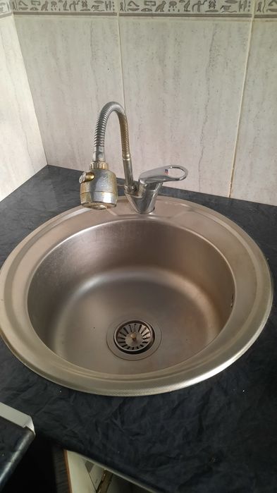 Мойка на кухню  со смесителем.