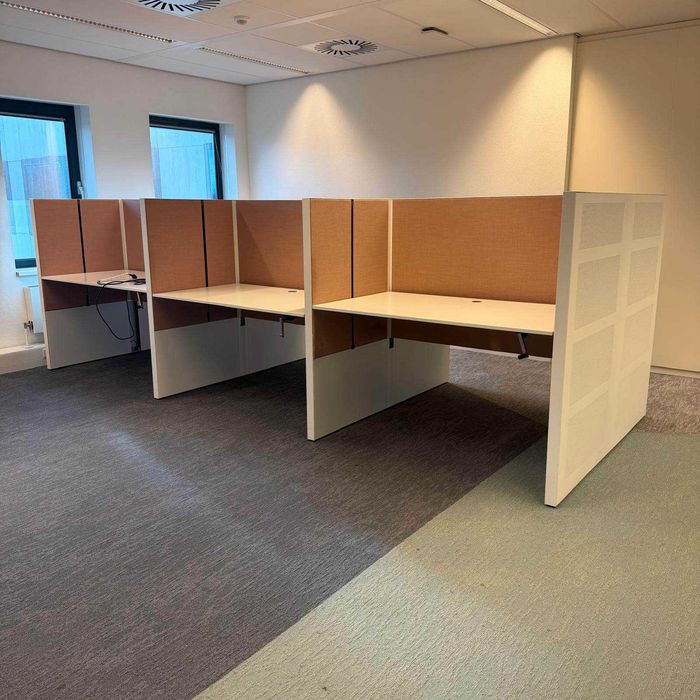 Birou cu panouri despărțitoare, reglaj înălțime, izolare fonică