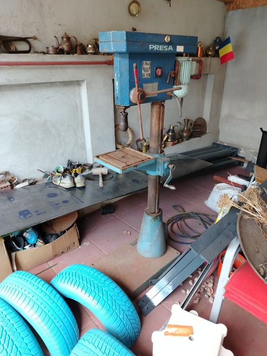 Bormasina cu coloana-masina de gaurit