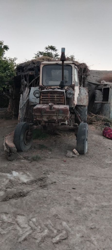 Traktor sotiladi holati yaxshi 30 mln