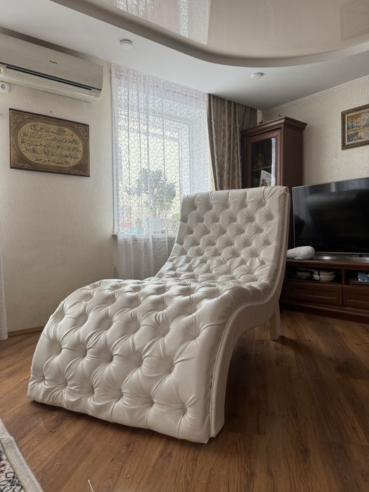 Диван кожаный белый с фотостудии