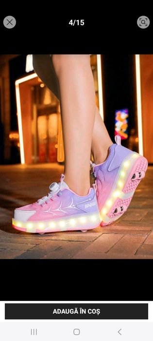 Vand adidași cu role.