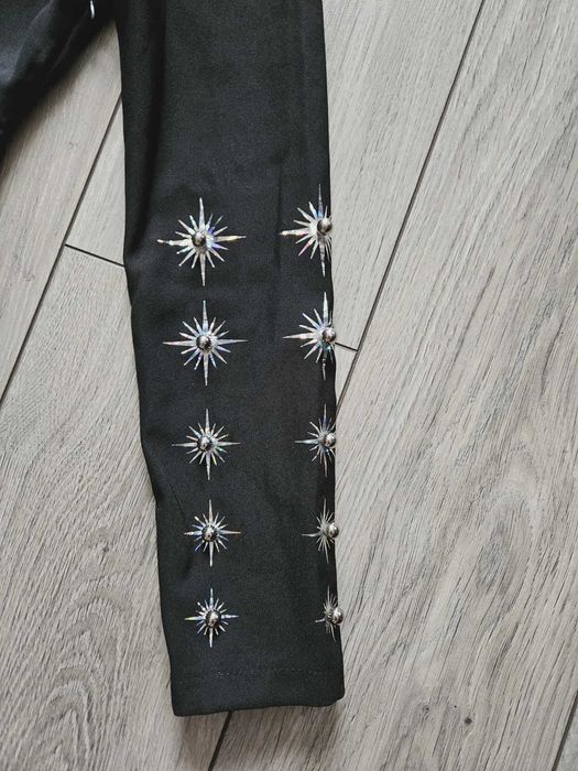 Елегантна черна рокля с декоративни елементи.