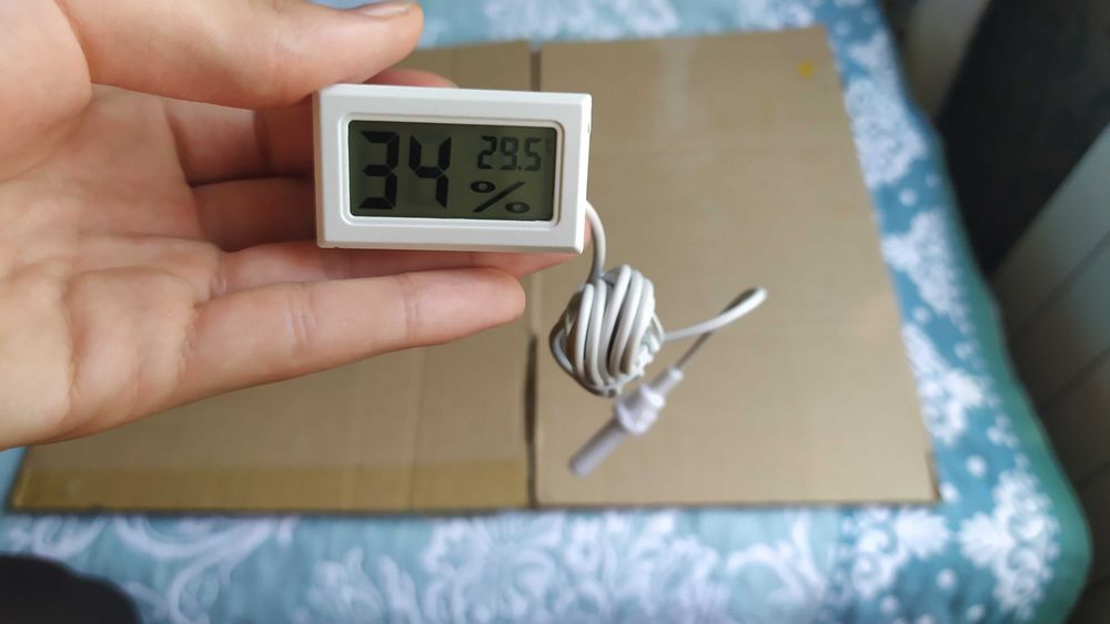 Электронный термометр-гигрометр с выносным датчиком белый