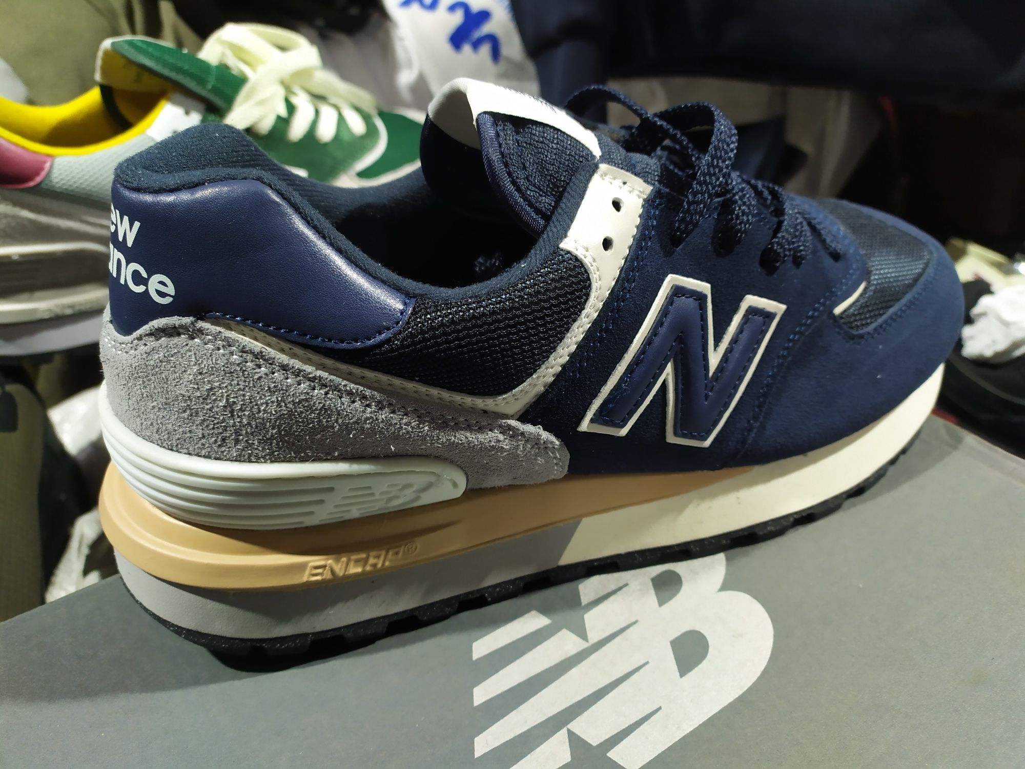 Продаются кроссовки New Balance.