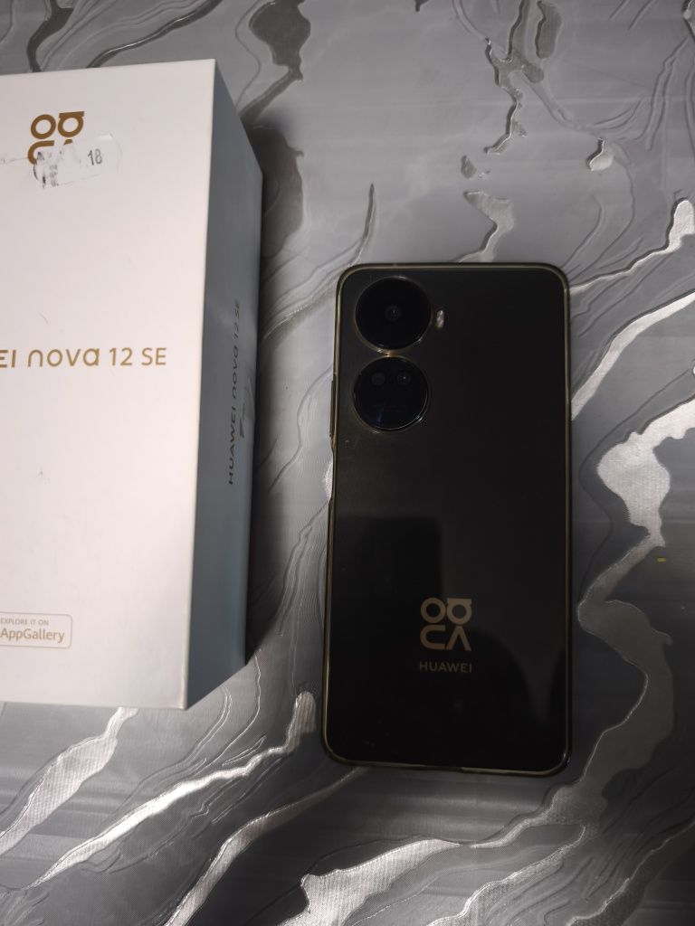 Продавам HUAWEI NOVA 12 SE