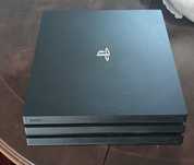 2 console Ps4 dintre care se enumera: unul pro si altul slim