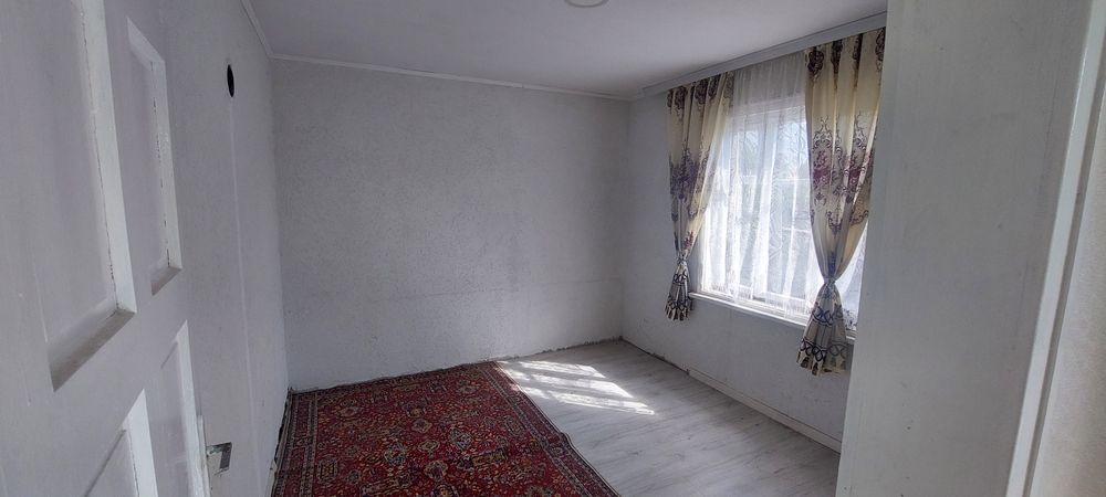 Двуетажна тухлена къща в с.Певците