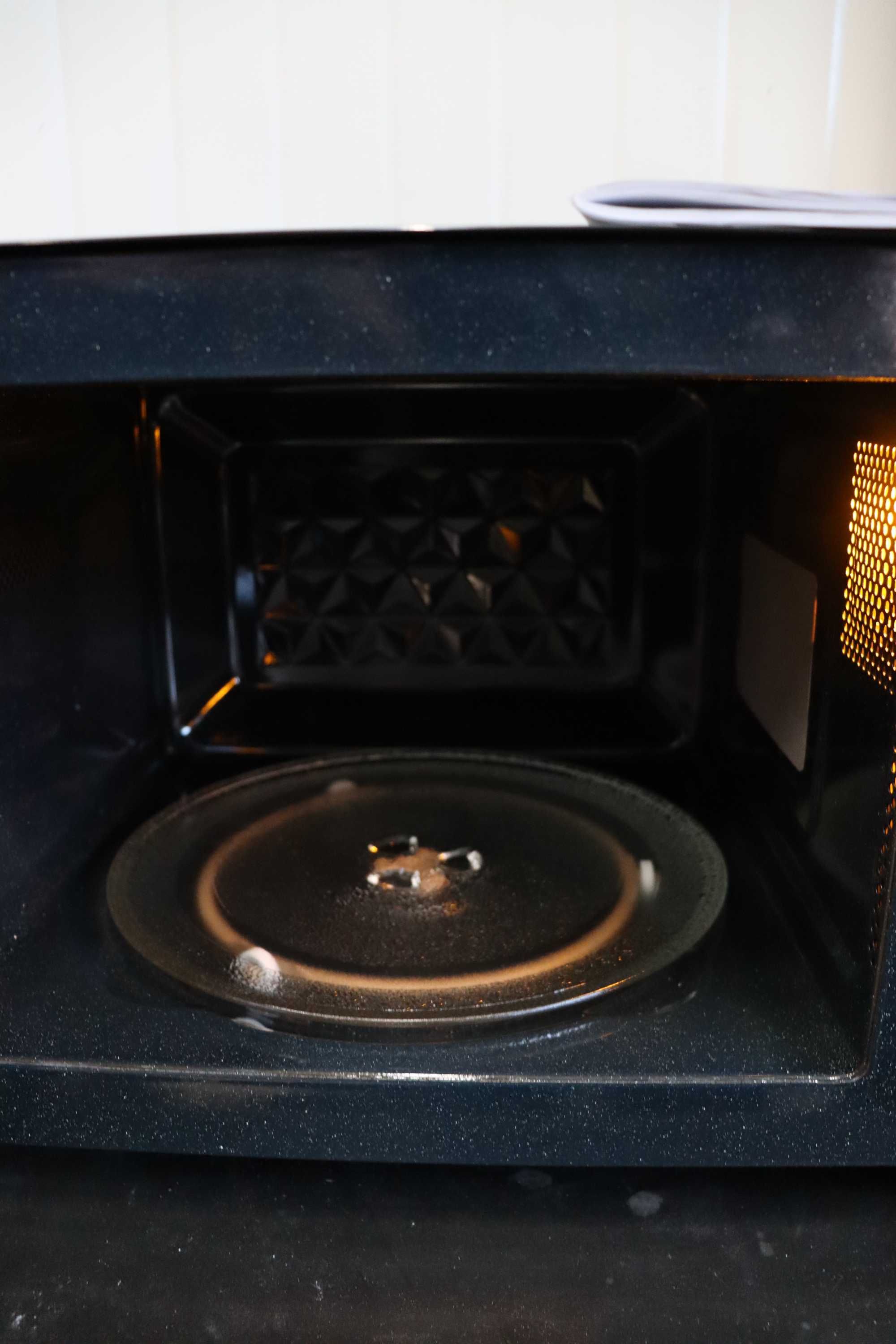 Микровълнова фурна Toshiba MV-AM20T 20л, 800W, 12 автоматични програми