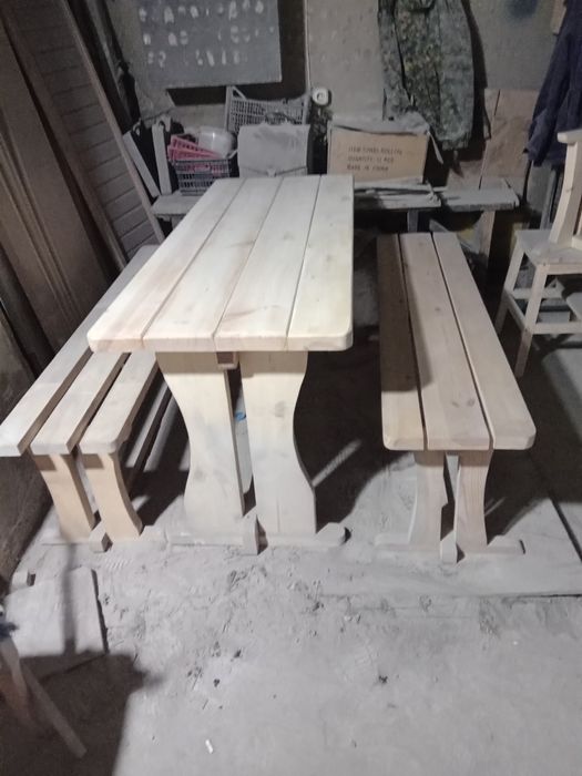Продам стол с 2 лавками. Изготовлена из чистого дерева. Можно применят