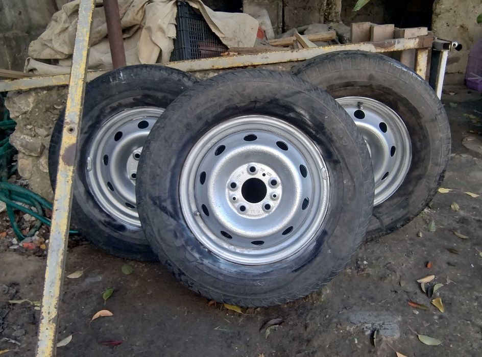 Vând 3 bucăți de jante de mărimea 225/70R15C